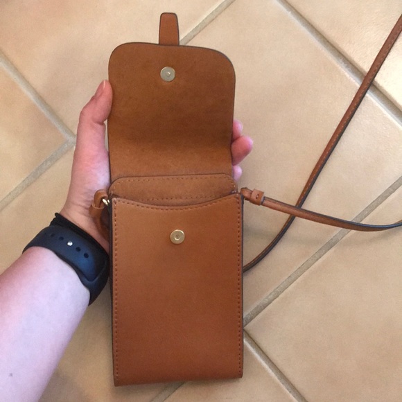 Small tan bag. Fits regular iPhone not large - Picture 3 of 4